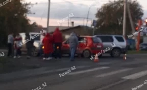 В Кемерове на перекрёстке произошло тройное ДТП