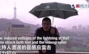 Молния ударила в китайского журналиста во время прямого эфира