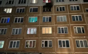 В Кузбассе ночью 76 жильцов эвакуировались из горящей многоэтажки, ещё 5 человек спасли пожарные