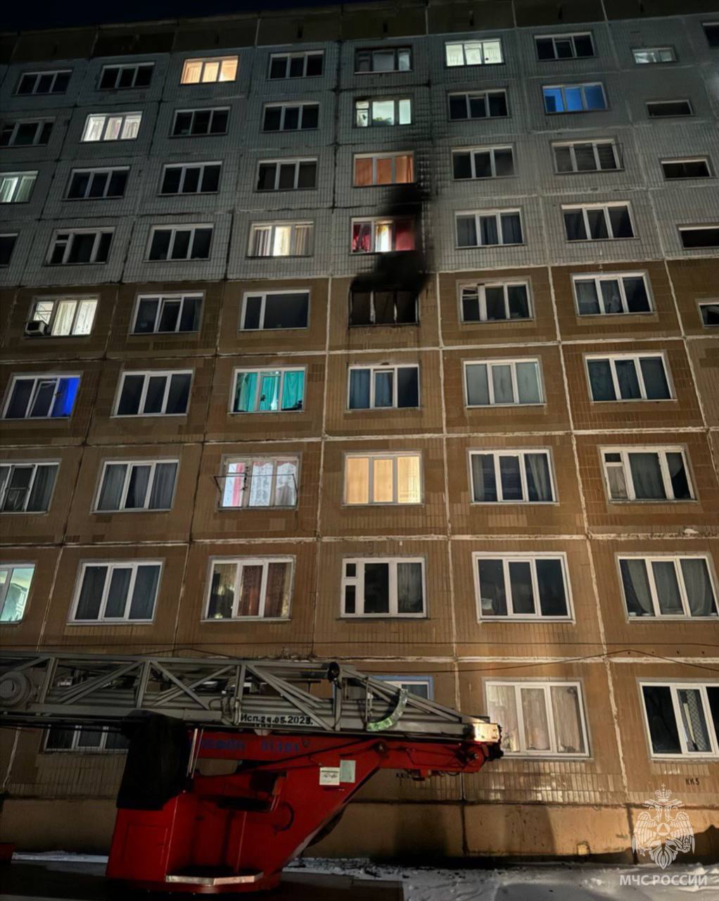 В Кузбассе ночью 76 жильцов эвакуировались из горящей многоэтажки, ещё 5 человек спасли пожарные