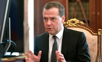 Фото: Медведев заявил, что следит за ценами на бензин 1