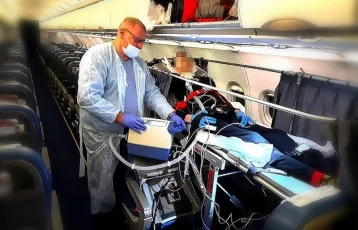 Фото: В Кузбассе пациента на ИВЛ впервые эвакуировали на регулярном авиарейсе 1