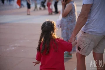 Фото: В Новокузнецке босая и полураздетая 6-летняя девочка гуляла по центру города 1