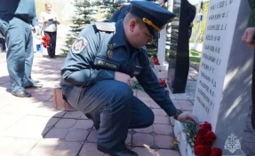 В Кемерове сотрудники МЧС почтили память пожарных, погибших при тушении завода «Коммунар»