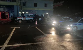 Автомобиль протаранил вход в ночной клуб в Кемерове