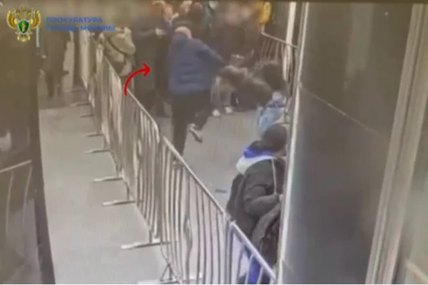 В Москве мужчина ударил подростка бутылкой по голове в метро