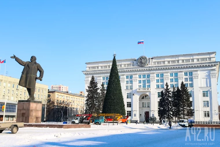 Фото: В центре Кемерова начали разбирать новогоднюю ель 2