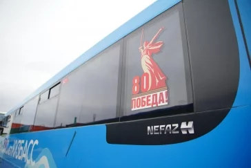 Фото: На общественном транспорте Кузбасса появляются наклейки в честь Великой Победы 3