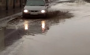 В Ленинском районе Кемерова автомобильная дорога ушла под воду