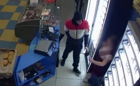 Кузбассовец похитил деньги из кассы магазина, угрожая продавцу ножом