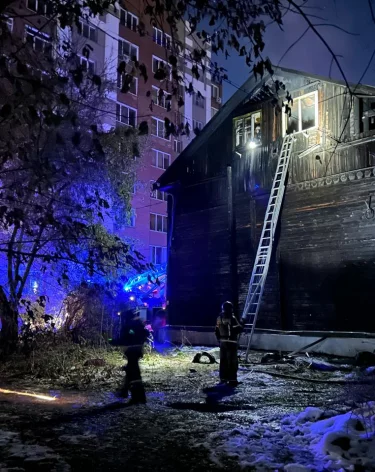Уголовное дело завели после гибели людей в сгоревшем доме в Новосибирске