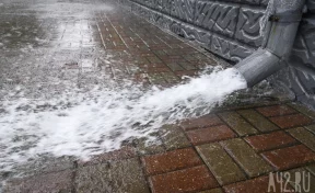 Плачущая жительница Кузбасса показала затопленную талым снегом с крыши квартиру