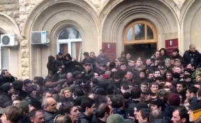 В Абхазии митингующие выломали окна и двери в администрации президента