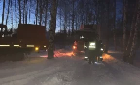 В Кузбассе фура съехала с дороги и увязла в снегу