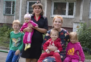 Фото: В Кемерове инспектор ПДН спасла из горящего дома четверых детей 1