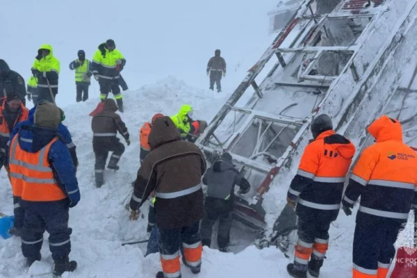 Власти объяснили, как выжил геолог, пролежавший ночь под лавиной на Камчатке