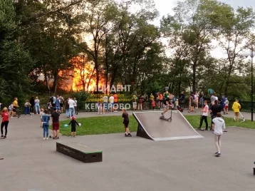 Фото: Очевидцы сообщают о пожаре на кемеровской набережной 1