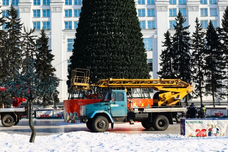 Фото: В центре Кемерова начали разбирать новогоднюю ель 3
