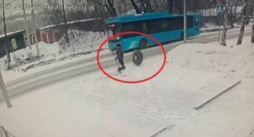 Фото: В Новокузнецке дворник отсудил 70 тысяч рублей за прилетевшее в него колесо автобуса 1
