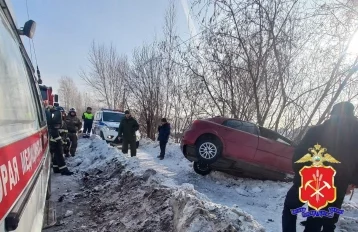 Фото: В Кузбассе пьяный водитель за рулём иномарки сбил на тротуаре женщину и подростка 1