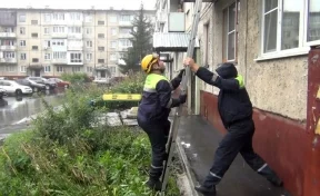 В Кемерове спасатели вызволили из запертых квартир двух пожилых женщин
