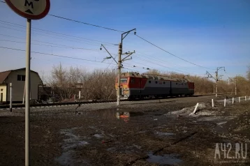 Фото: Очевидцы: в Кемерове грузовик перевернулся после ДТП на железнодорожном переезде 1