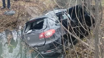 Фото: В Кузбассе автомобиль съехал с дороги и упал в водоём: погибли два человека 1