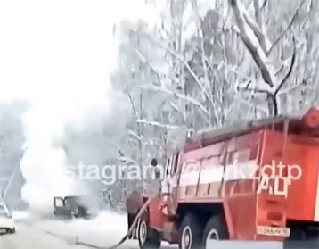Фото: В Кузбассе пожар в легковом автомобиле сняли на видео 1