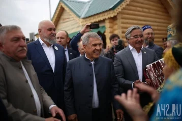 Фото:  «В мире и согласии живём»: президент Татарстана Рустам Минниханов прибыл на Сабантуй в Кемерово 1