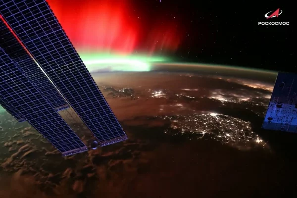 Жители России делятся кадрами полярного сияния: заметили его и разных городах Кузбасса