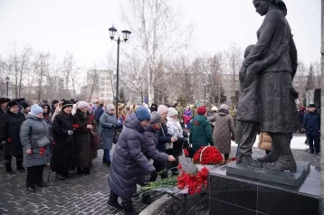 Фото: Возложение цветов и минуты молчания: кузбассовцы вспоминают блокаду Ленинграда 1