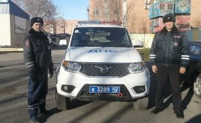 В Кузбассе полицейские спасли технику и помогли в тушении пожара