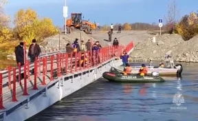 В Ачинске из упавшего с моста в реку грузовика достали 2 тела