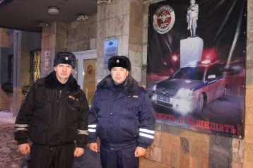 Фото: В Кемерове полицейские спасли из горящего дома мужчину  1