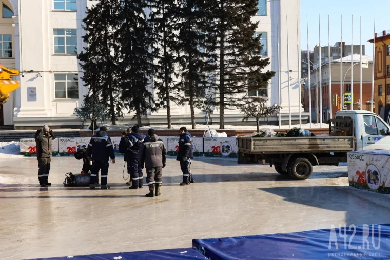 Фото: В центре Кемерова начали разбирать новогоднюю ель 4