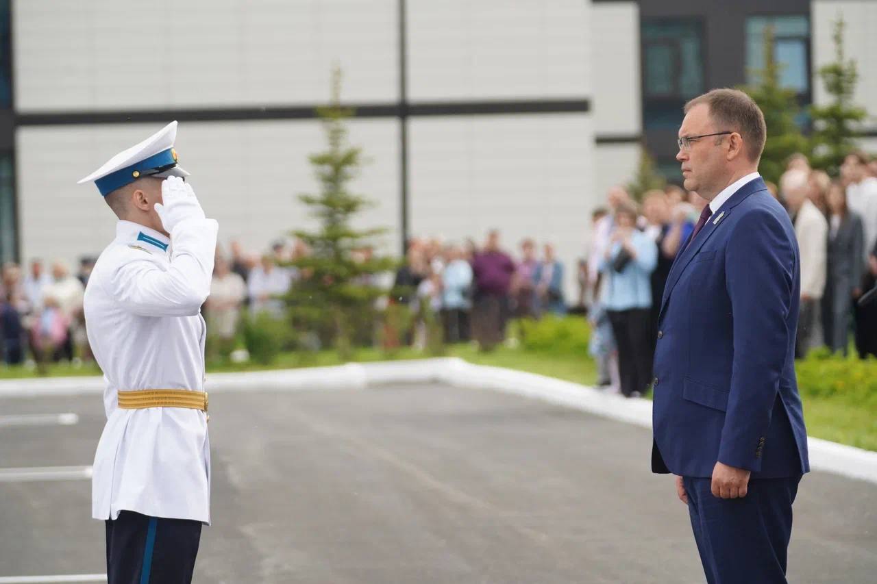 Илья Середюк поздравил первых выпускников кемеровского кадетского училища с последним звонком