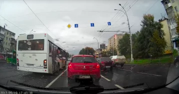 Фото: Водителя автобуса в Кемерове оштрафовали за езду по трамвайным путям 1