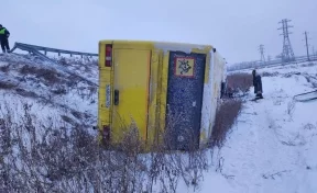 Автобус с пассажирами улетел в кювет на трассе под Новосибирском