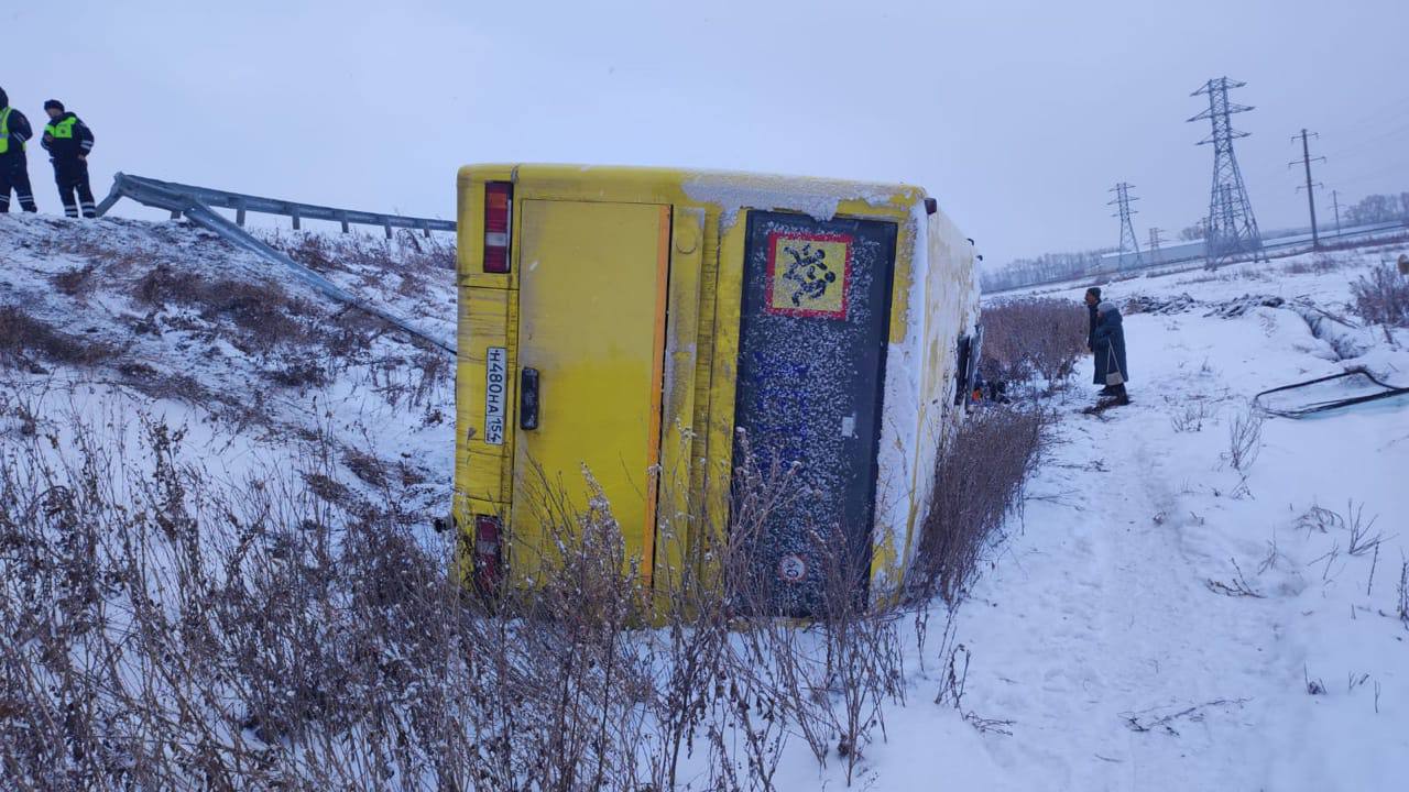 Автобус с пассажирами улетел в кювет на трассе под Новосибирском