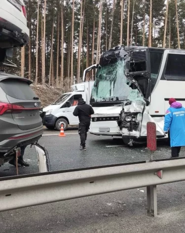 В Челябинской области перевозивший детей автобус столкнулся с грузовиком, есть пострадавшие