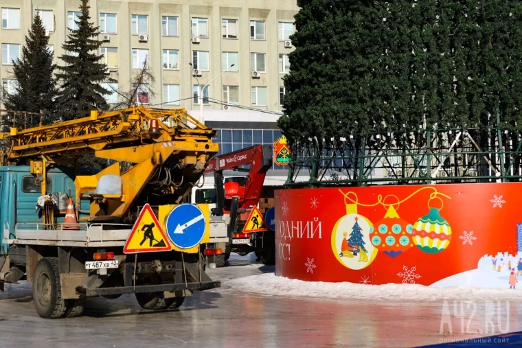 Фото: В центре Кемерова начали разбирать новогоднюю ель 5
