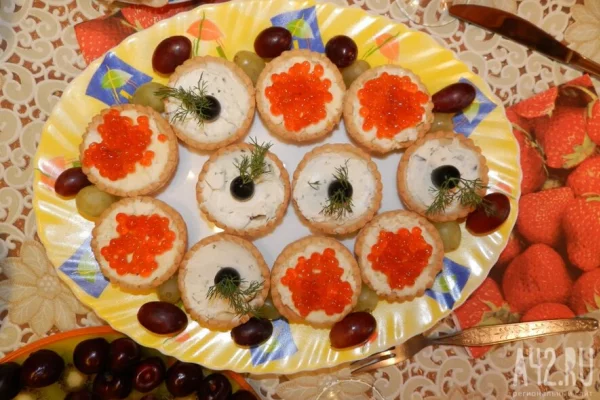 Названы цены на красную икру и рыбу перед Новым годом