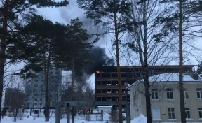 Недостроенное здание горит в центре Кемерова