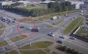 В Кемерове момент ДТП на пересечении улиц Баумана и Двужильного с автомобилем такси попал на видео