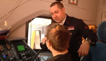 Фото: «Понравилось сигналить»: губернатор Кузбасса исполнил новогоднее желание мальчика, мечтавшего управлять поездом 1