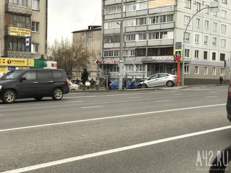 Фото: В центре Кемерова иномарка снесла столб 2