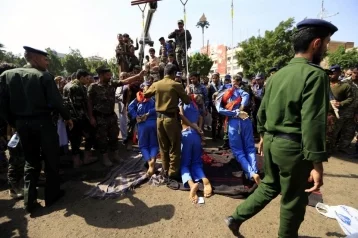 Фото: В Йемене публично казнили педофилов и вывесили их трупы на всеобщее обозрение 1