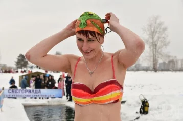Фото: Бег в купальниках и заплыв в проруби: в Кемерове прошли первые соревнования по криатлону 1