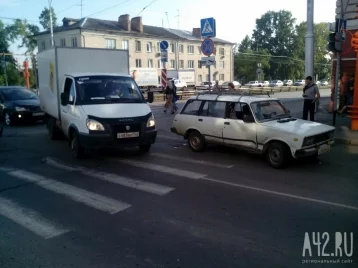 Фото: В Кемерове попавший в аварию автомобиль перекрыл движение по одной из улиц 1