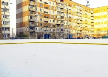 Фото: В Кемерове начали заливать открытые катки на стадионах и во дворах 4